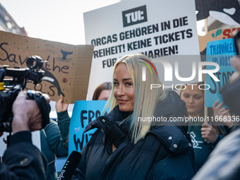 Singer Sarah Connor lies in a mini-aquarium and protests with Peta activists in front of a Tui travel agency for the release of orca whales...