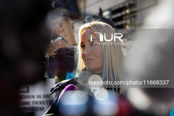 Singer Sarah Connor lies in a mini-aquarium and protests with Peta activists in front of a Tui travel agency for the release of orca whales...