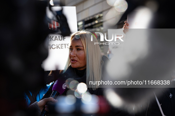 Singer Sarah Connor lies in a mini-aquarium and protests with Peta activists in front of a Tui travel agency for the release of orca whales...