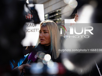 Singer Sarah Connor lies in a mini-aquarium and protests with Peta activists in front of a Tui travel agency for the release of orca whales...