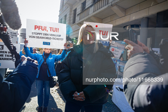 Singer Sarah Connor lies in a mini-aquarium and protests with Peta activists in front of a Tui travel agency for the release of orca whales...