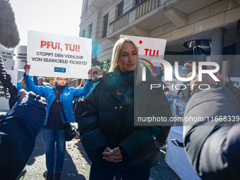 Singer Sarah Connor lies in a mini-aquarium and protests with Peta activists in front of a Tui travel agency for the release of orca whales...