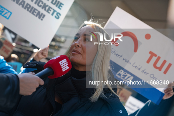 Singer Sarah Connor lies in a mini-aquarium and protests with Peta activists in front of a Tui travel agency for the release of orca whales...