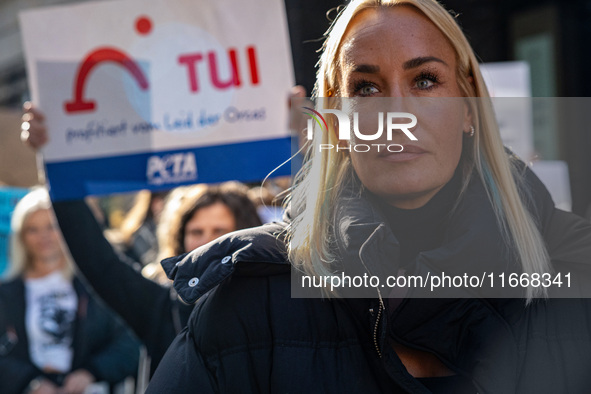 Singer Sarah Connor lies in a mini-aquarium and protests with Peta activists in front of a Tui travel agency for the release of orca whales...