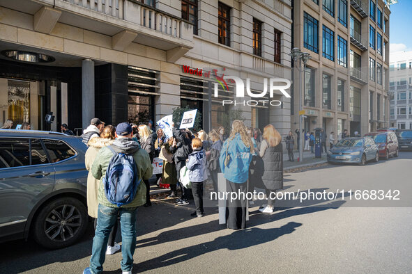 Singer Sarah Connor lies in a mini-aquarium and protests with Peta activists in front of a Tui travel agency for the release of orca whales...