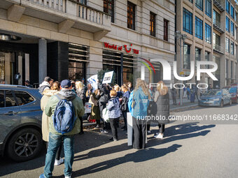 Singer Sarah Connor lies in a mini-aquarium and protests with Peta activists in front of a Tui travel agency for the release of orca whales...