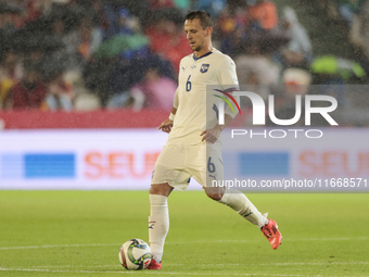 Nemanja Maksimovic of Serbia passes the ball during the UEFA Nations League 2024/25 League A Group A4 match between Spain and Serbia at Nuev...