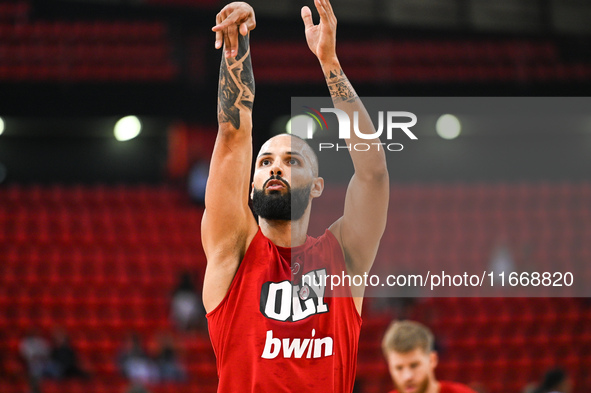 Evan Fournier of Olympiacos Piraeus plays during the Euroleague, Round 3 match between Olympiacos Piraeus and EA7 Emporio Armani Milan at Pe...