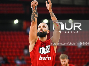 Evan Fournier of Olympiacos Piraeus plays during the Euroleague, Round 3 match between Olympiacos Piraeus and EA7 Emporio Armani Milan at Pe...