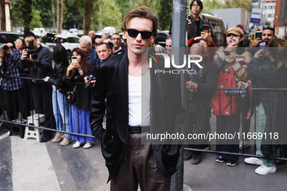 Jamie Campbell Bower attends the Boss Fashion Show during the Milan Womenswear Spring/Summer 2025 in Milan, Italy, on September 18, 2024 