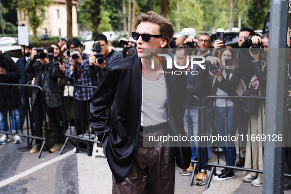 Jamie Campbell Bower attends the Boss Fashion Show during the Milan Womenswear Spring/Summer 2025 in Milan, Italy, on September 18, 2024 