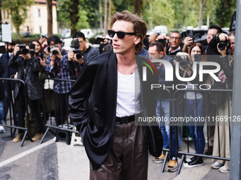 Jamie Campbell Bower attends the Boss Fashion Show during the Milan Womenswear Spring/Summer 2025 in Milan, Italy, on September 18, 2024 (