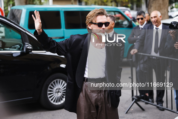 Jamie Campbell Bower attends the Boss Fashion Show during the Milan Womenswear Spring/Summer 2025 in Milan, Italy, on September 18, 2024 