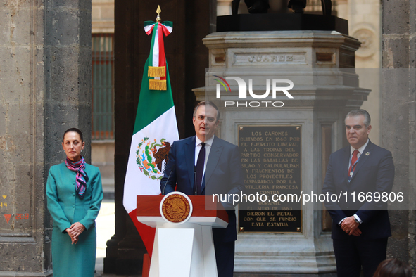 (L-R) President of Mexico, Claudia Sheinbaum Pardo, Marcelo Ebrard Casaubon, Secretary of the Economy, Francisco Alberto Cervantes Diaz, pre...