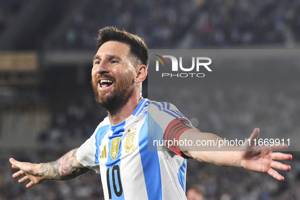 Lionel Messi celebrates his first goal of the night during a match between Argentina and Bolivia at Estadio Mas Monumental Antonio Vespucio...