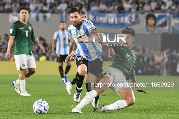 Lionel Messi of Argentina and Gabriel Villamil of Bolivia play during a match between Argentina and Bolivia at Estadio Mas Monumental Antoni...