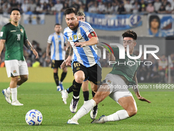 Lionel Messi of Argentina and Gabriel Villamil of Bolivia play during a match between Argentina and Bolivia at Estadio Mas Monumental Antoni...