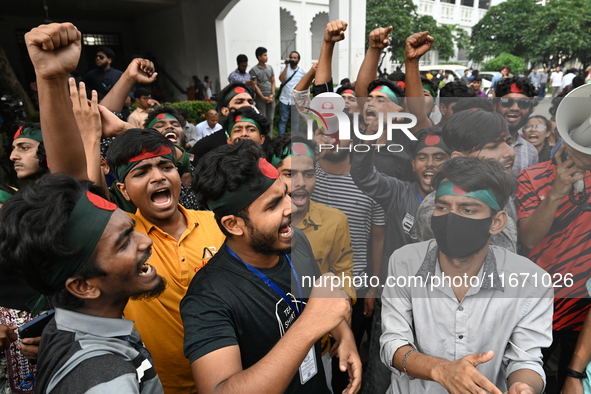 Students stage a demonstration on the High Court premises during a protest to demand the resignation of pro-Awami League  judges in Dhaka, B...