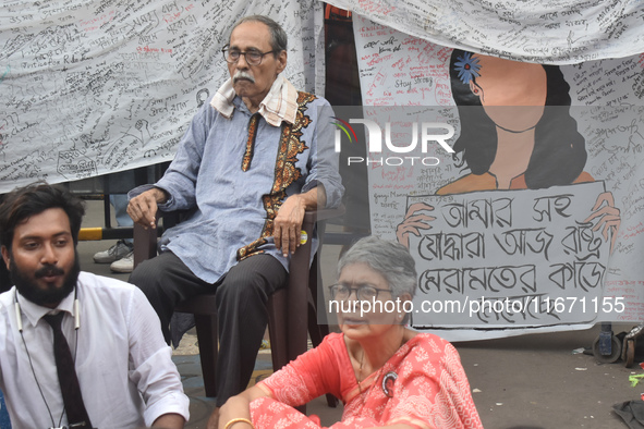 Citizens attend the Junior Doctors hunger strike to protest the rape and murder case of a medic in a government-run hospital in Kolkata, Ind...