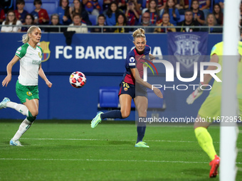 Fridolina Rolfo plays during the match between FC Barcelona Women and Hammarby IF Women, corresponding to week 2 of group D of the UEFA Wome...