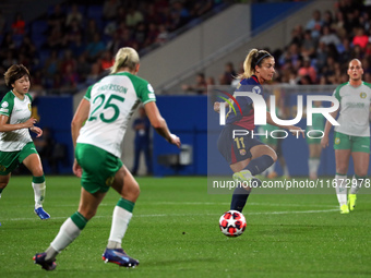 Alexia Putellas plays during the match between FC Barcelona Women and Hammarby IF Women, corresponding to week 2 of group D of the UEFA Wome...