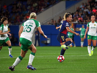 Alexia Putellas plays during the match between FC Barcelona Women and Hammarby IF Women, corresponding to week 2 of group D of the UEFA Wome...