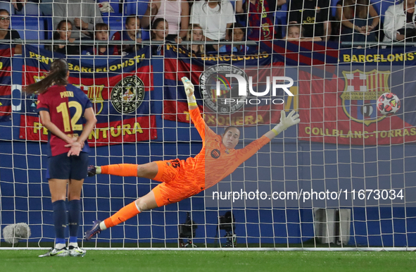 Cata Coll plays during the match between FC Barcelona Women and Hammarby IF Women, corresponding to week 2 of group D of the UEFA Women's Ch...