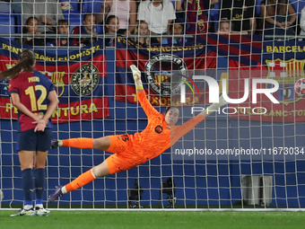 Cata Coll plays during the match between FC Barcelona Women and Hammarby IF Women, corresponding to week 2 of group D of the UEFA Women's Ch...