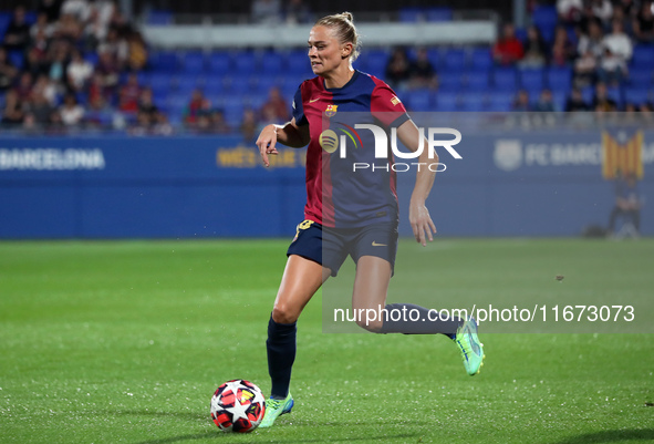 Fridolina Rolfo plays during the match between FC Barcelona Women and Hammarby IF Women, corresponding to week 2 of group D of the UEFA Wome...