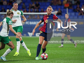 Fridolina Rolfo plays during the match between FC Barcelona Women and Hammarby IF Women, corresponding to week 2 of group D of the UEFA Wome...