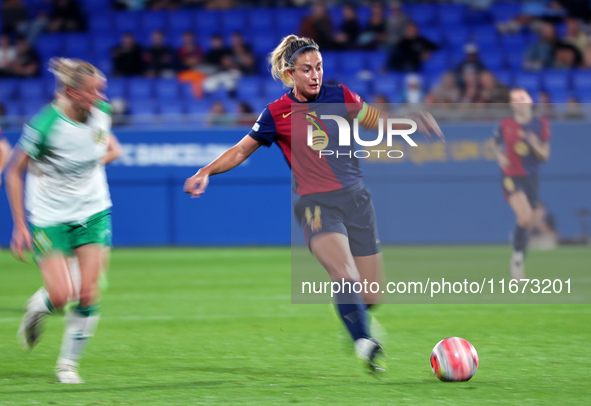 Alexia Putellas plays during the match between FC Barcelona Women and Hammarby IF Women, corresponding to week 2 of group D of the UEFA Wome...