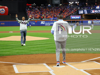 New York Mets Hall of Famer and 1986 World Series Champion Darryl Strawberry throws out the ceremonial first pitch to former teammate, fello...