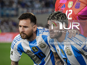 Lionel Messi and Rodrigo de Paul pose for the team photo before the FIFA World Cup 2026 Qualifier match between Argentina and Bolivia at Est...