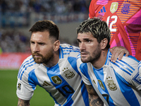 Lionel Messi and Rodrigo de Paul pose for the team photo before the FIFA World Cup 2026 Qualifier match between Argentina and Bolivia at Est...