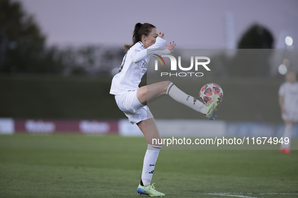 Caroline Weir of Real Madrid women controls the ball during the UEFA Women's Champions League match between Real Madrid and Celtic club wome...