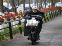 In Shenyang, China, on October 18, 2024, people change into thick clothes to travel after the rain. (