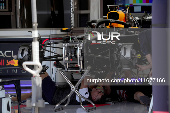 The FIA controls the T-Tray of Red Bull during the Formula 1 Pirelli United States Grand Prix 2024 in Austin, USA, on October 17, 2024. 