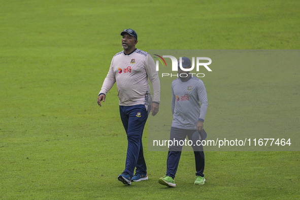 Bangladeshi cricket team head coach Phil Simmons (L) participates in a practice session at the Sher-e-Bangla National Cricket Stadium in Dha...