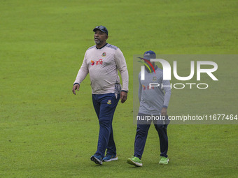 Bangladeshi cricket team head coach Phil Simmons (L) participates in a practice session at the Sher-e-Bangla National Cricket Stadium in Dha...