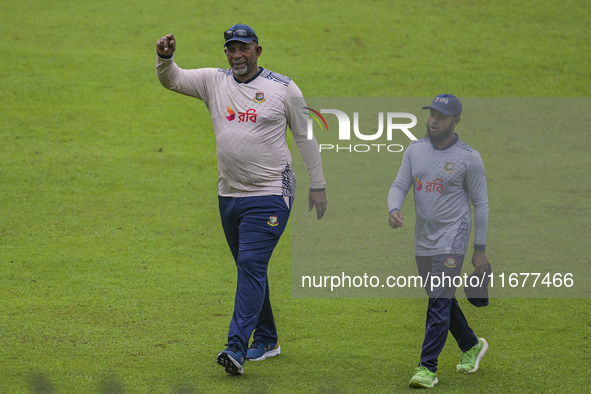 Bangladeshi cricket team head coach Phil Simmons (L) participates in a practice session at the Sher-e-Bangla National Cricket Stadium in Dha...