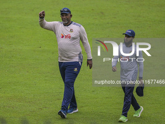 Bangladeshi cricket team head coach Phil Simmons (L) participates in a practice session at the Sher-e-Bangla National Cricket Stadium in Dha...