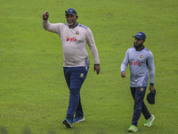 Bangladeshi cricket team head coach Phil Simmons (L) participates in a practice session at the Sher-e-Bangla National Cricket Stadium in Dha...