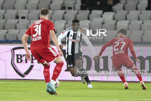 Mamadou Thiam plays during the match between Universitatea Cluj and Otelul Galati at Cluj Arena in Cluj, Romania, on October 18, 2024. 