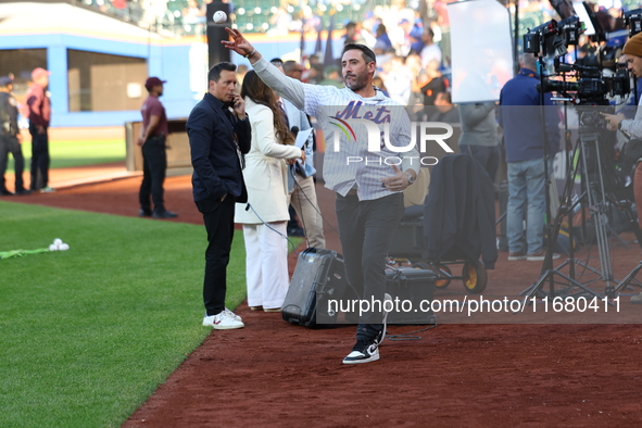 2015 NLCS Champion Matt Harvey warms up before throwing out the Ceremonial First Pitch before Game 5 of a baseball NL Division Series betwee...