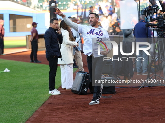 2015 NLCS Champion Matt Harvey warms up before throwing out the Ceremonial First Pitch before Game 5 of a baseball NL Division Series betwee...