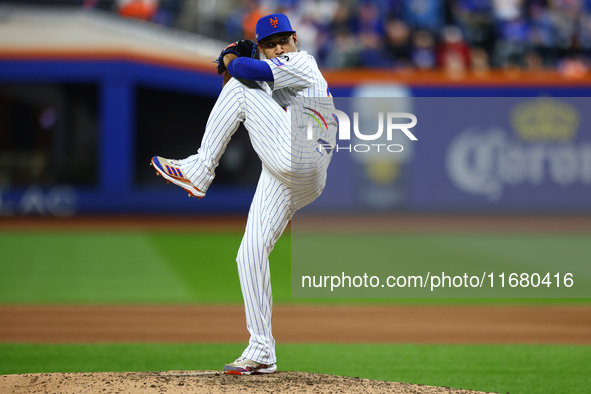 New York Mets relief pitcher Edwin Diaz #39 throws during the eighth inning in Game 5 of the baseball NL Championship Series against the Los...