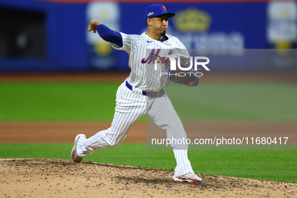 New York Mets relief pitcher Edwin Diaz #39 throws during the eighth inning in Game 5 of the baseball NL Championship Series against the Los...