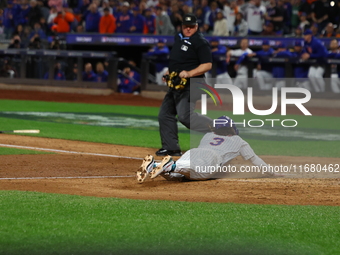 Jesse Winker #3 of the New York Mets scores on a sacrifice fly during the sixth inning in Game 5 of the baseball NL Championship Series agai...