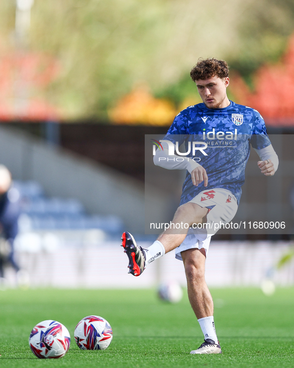 Callum Styles of WBA warms up during the Sky Bet Championship match between Oxford United and West Bromwich Albion at the Kassam Stadium in...