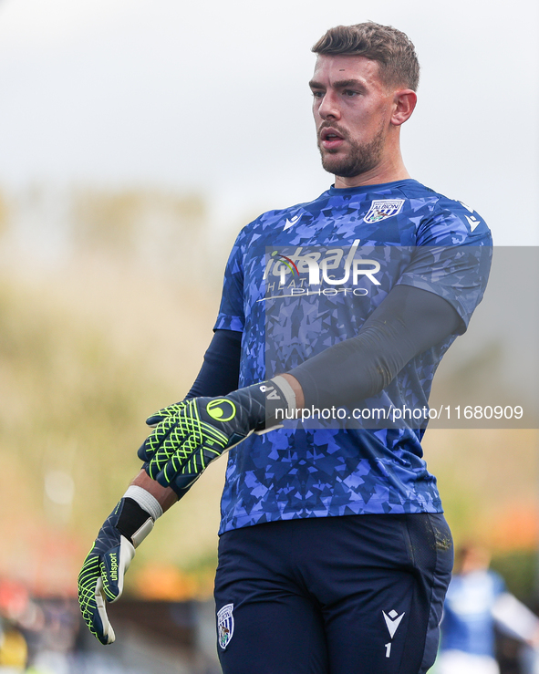 Alex Palmer of WBA warms up during the Sky Bet Championship match between Oxford United and West Bromwich Albion at the Kassam Stadium in Ox...